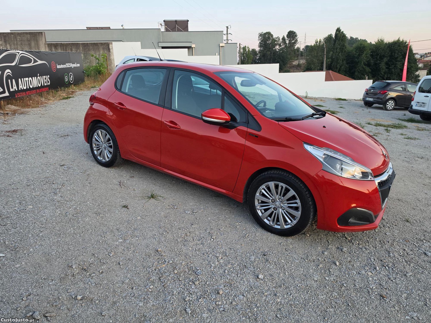 Peugeot 208 1.2 signature 110CVcomo novo 97000km — fotografia 12