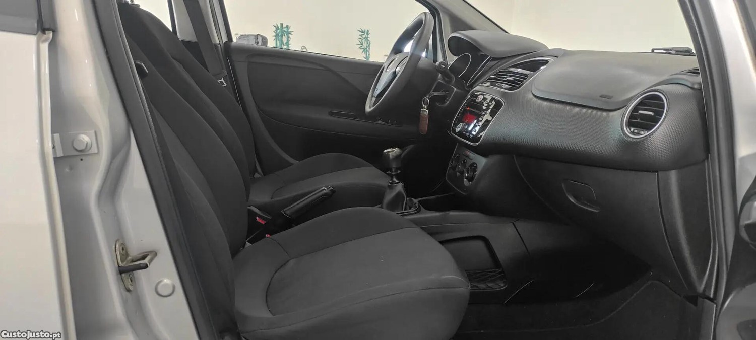Fiat Punto 1.2 Young S&S — fotografia 10