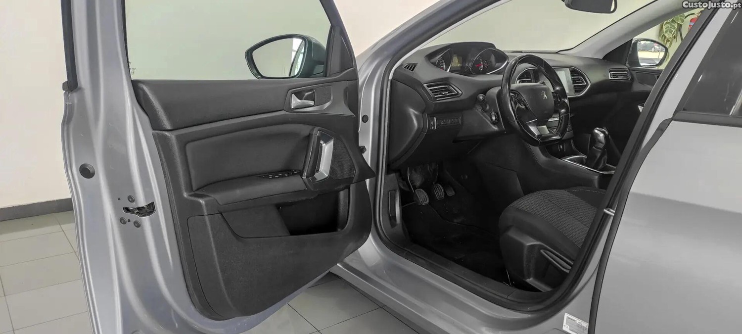 Peugeot 308 1.6 BlueHDi Style — fotografia 17
