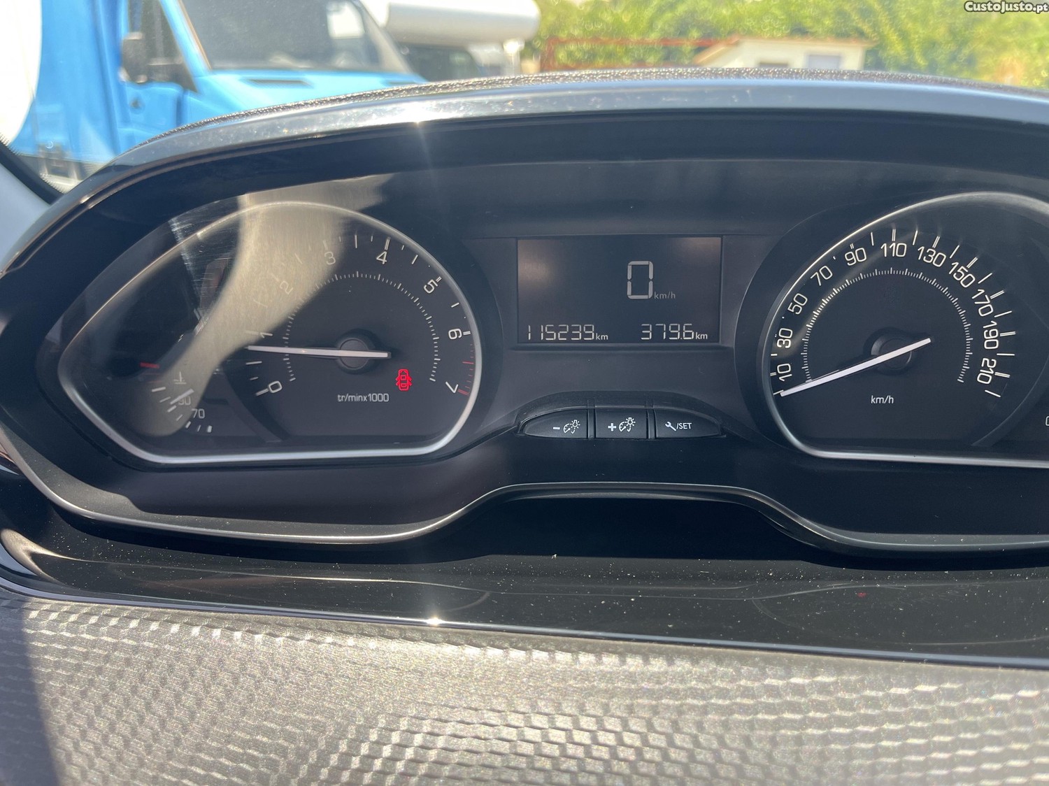 Peugeot 208 1.2 Plus — fotografia 7