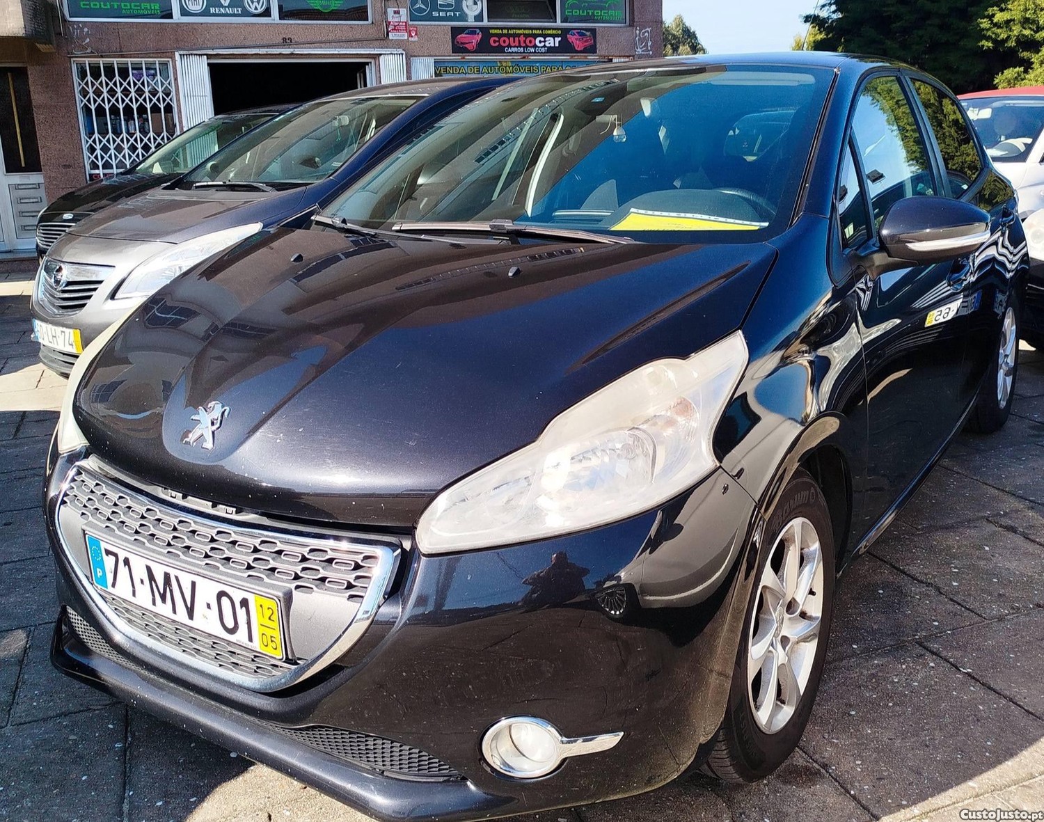 Peugeot 208 Diesel 5 LugLivro Revisoes. Viatura Nacional — fotografia 9