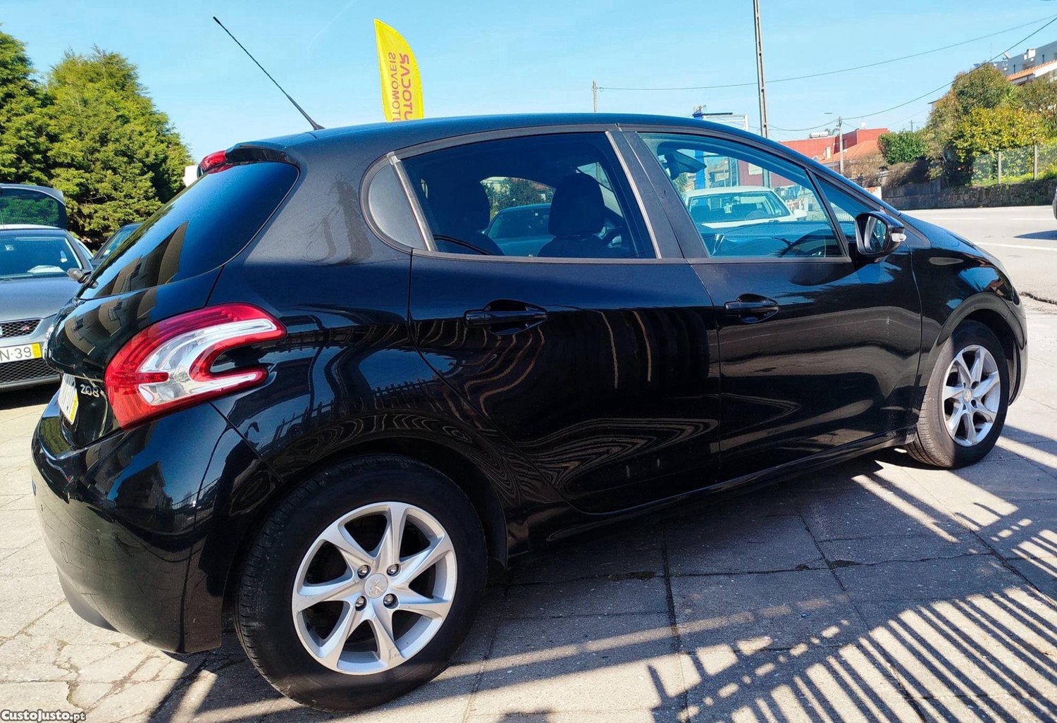 Peugeot 208 Diesel 5 LugLivro Revisoes. Viatura Nacional — fotografia 10