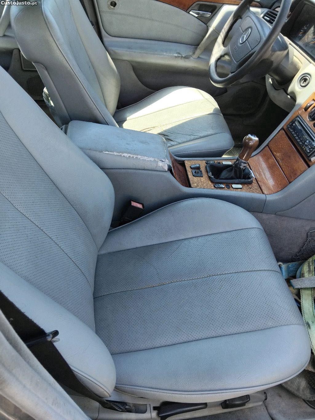 Mercedes-Benz E 200 CDI — fotografia 3