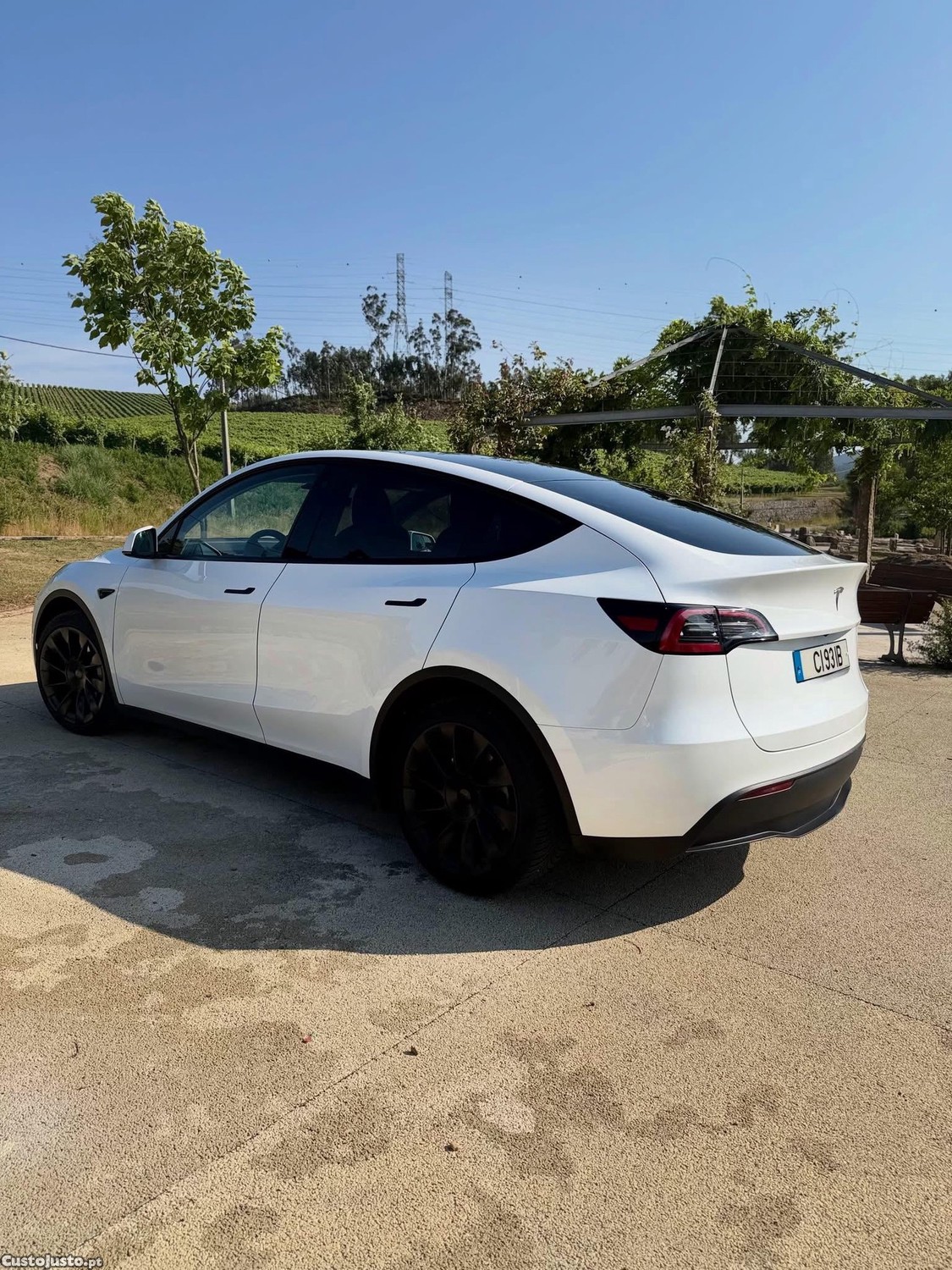 Tesla Model Y Standard Range Plus — fotografia 8