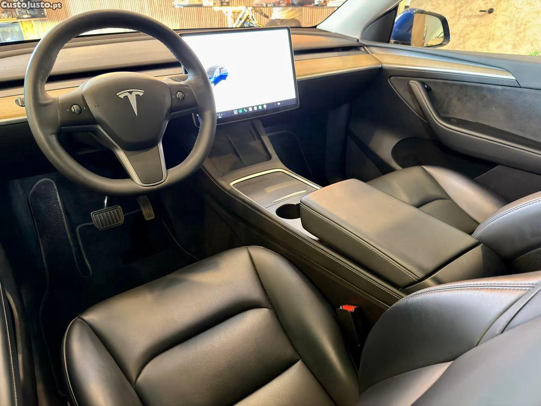 Tesla Model Y Tração Traseira — fotografia 17