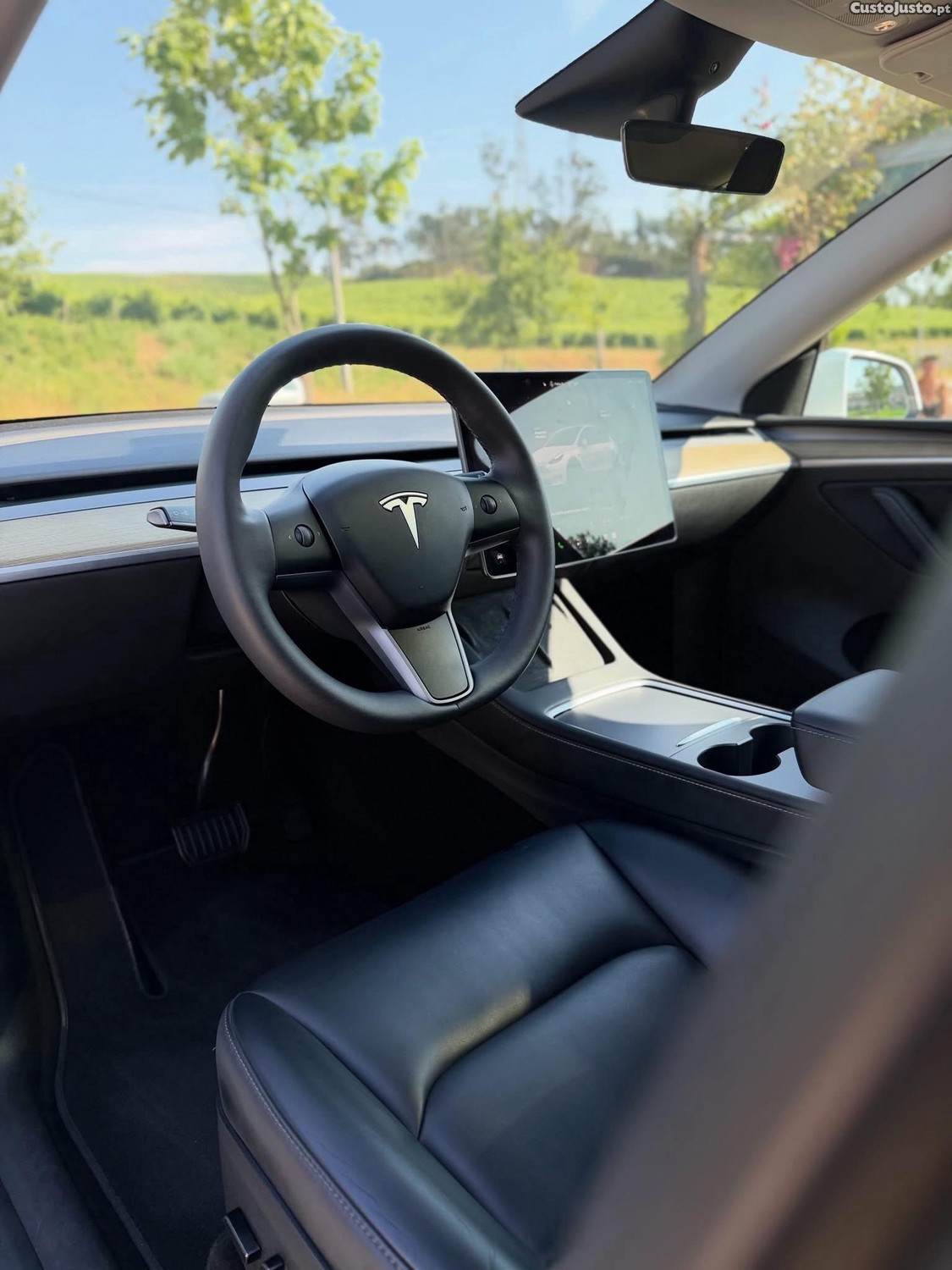 Tesla Model Y Standard Range Plus — fotografia 2