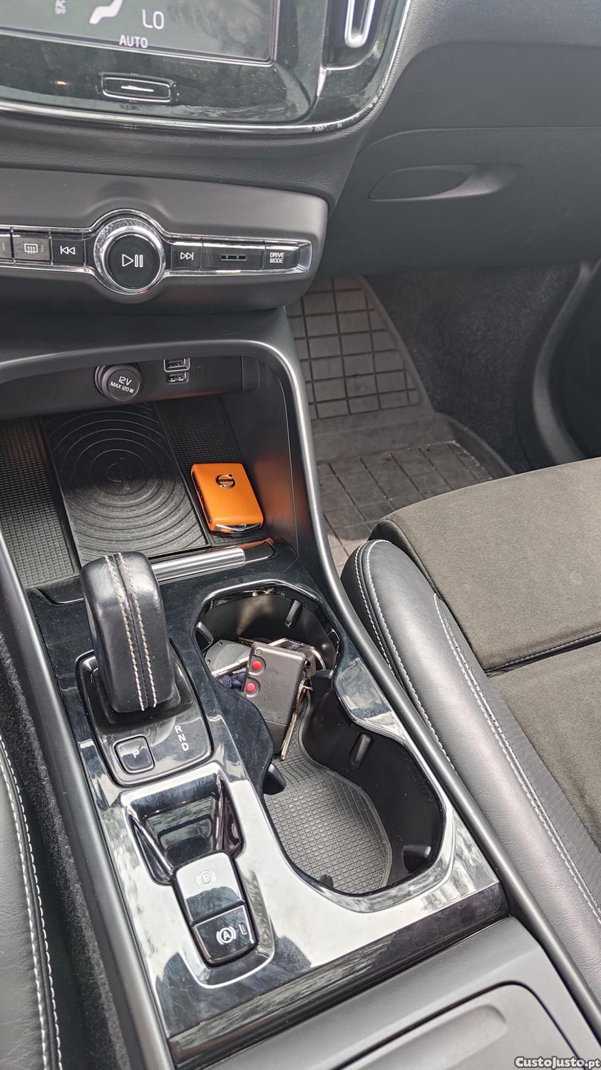 Volvo XC 40 Rdesign D4 AWD — fotografia 4