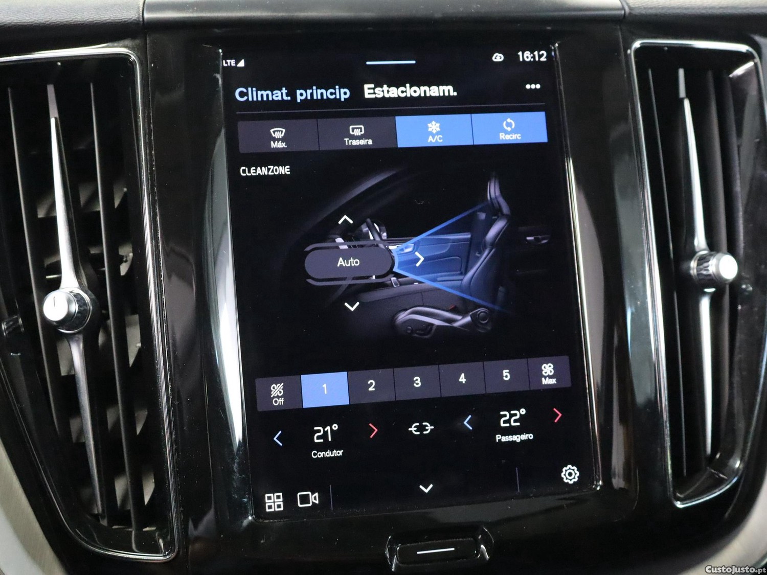 Volvo XC 60 2.0 T6 PHEV Inscription AWD — fotografia 6