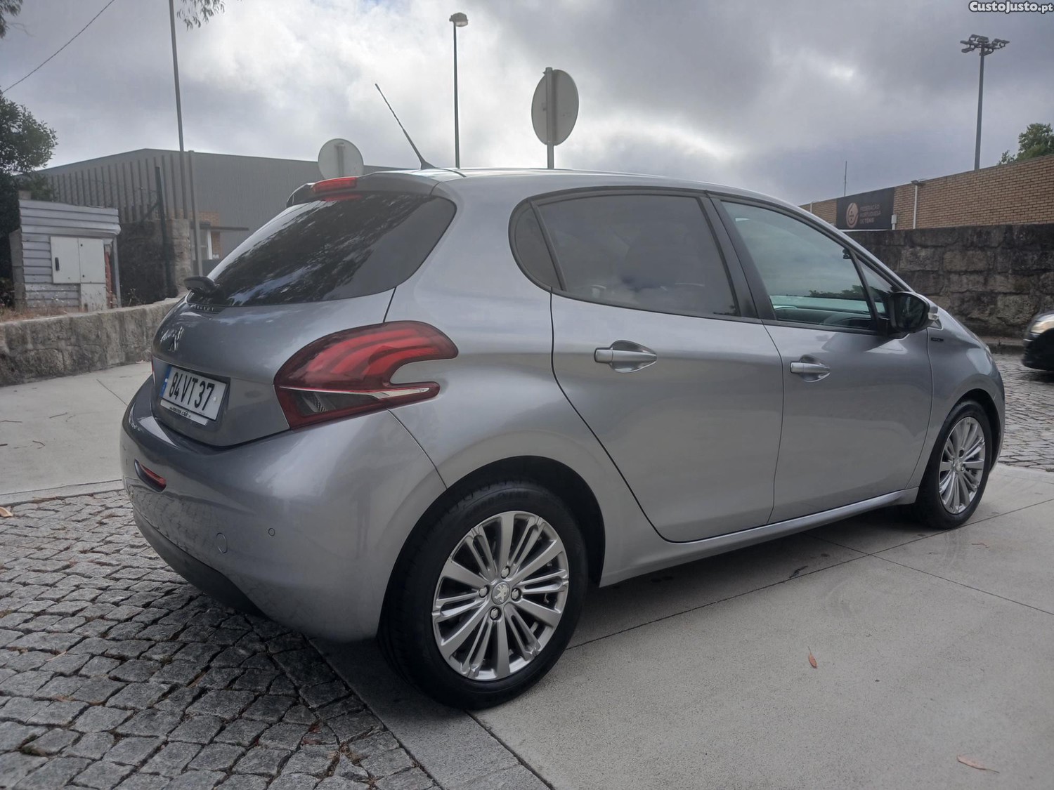 Peugeot 208 1.5 hdi 102cv signature — fotografia 11
