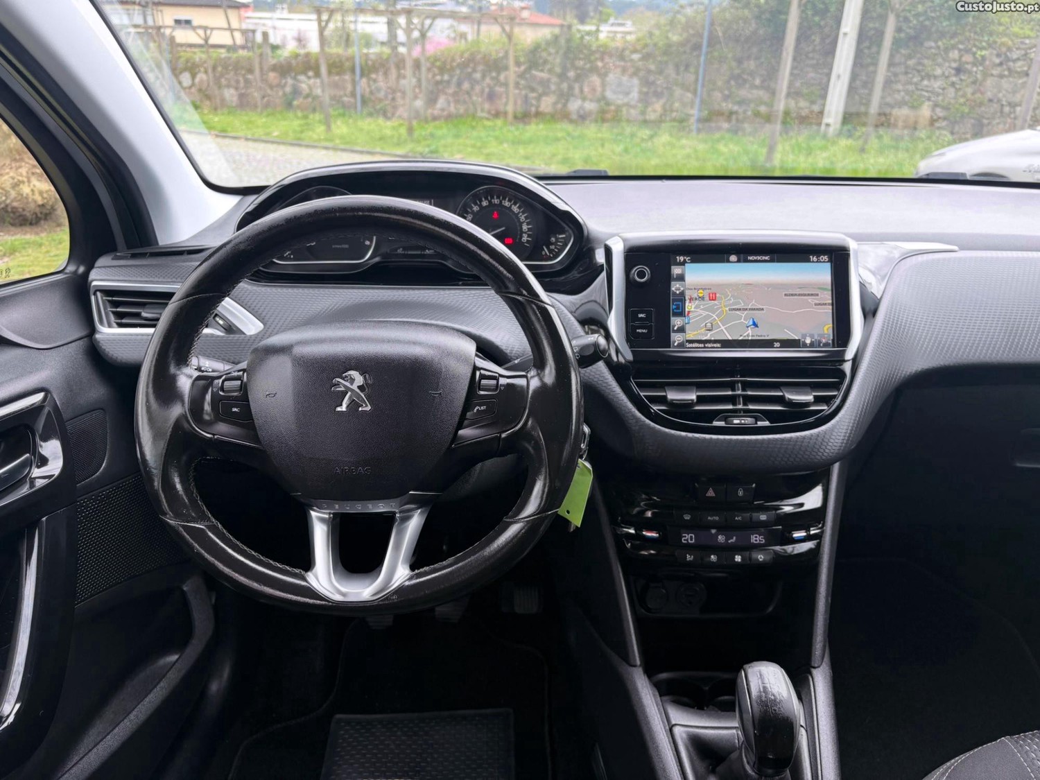 Peugeot 208 1.6 HDI VERSÃO ALLURE — fotografia 8