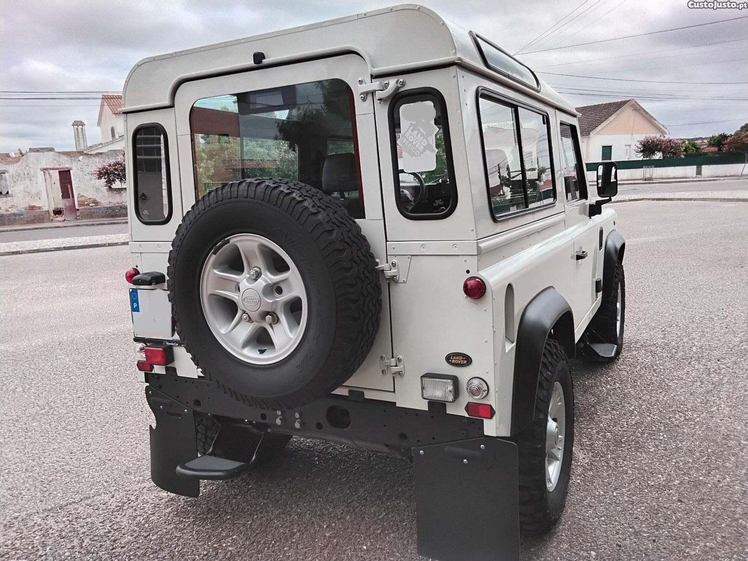 Land Rover Defender 90 SW 4WD TD5 6 LUGARES — fotografia 4