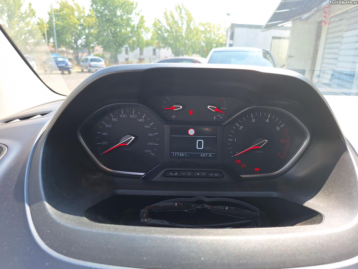 Peugeot Rifter 1.5 HDI Bluel de 7 Lugares NACIONAL — fotografia 6