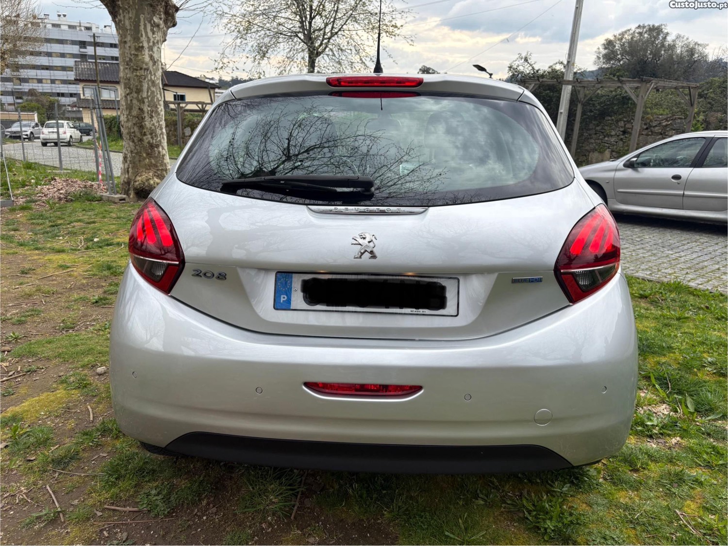 Peugeot 208 1.6 HDI VERSÃO ALLURE — fotografia 10
