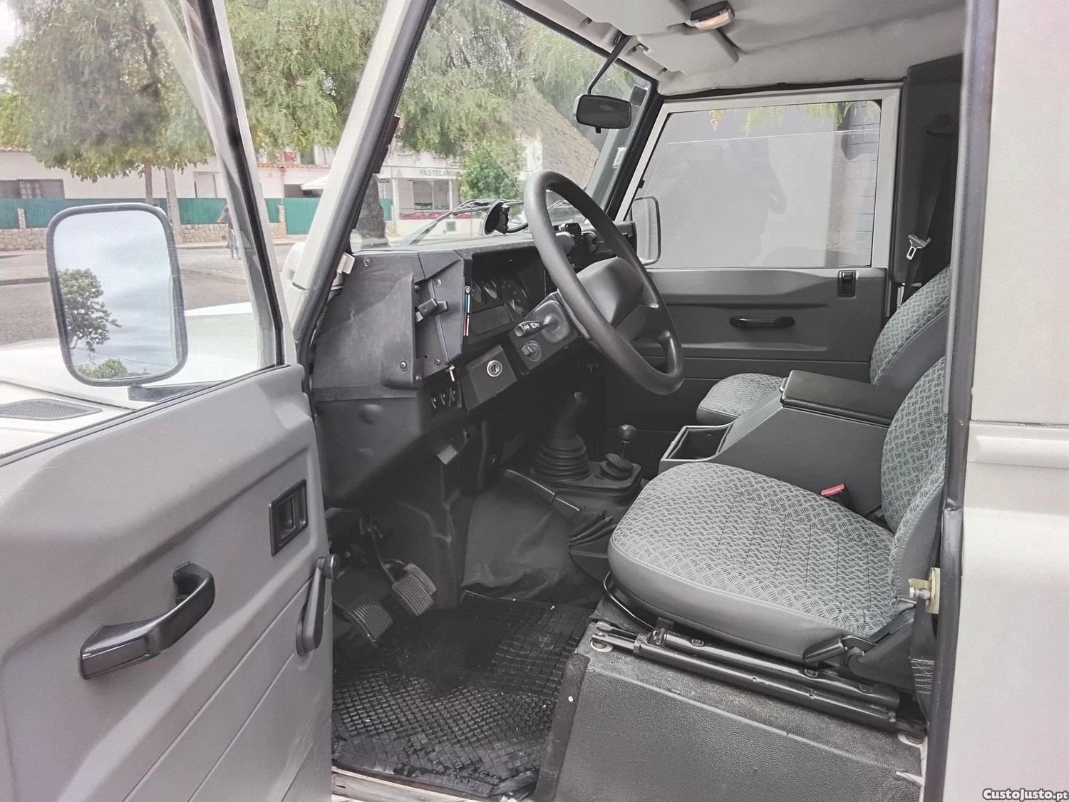 Land Rover Defender 90 SW 4WD TD5 6 LUGARES — fotografia 3