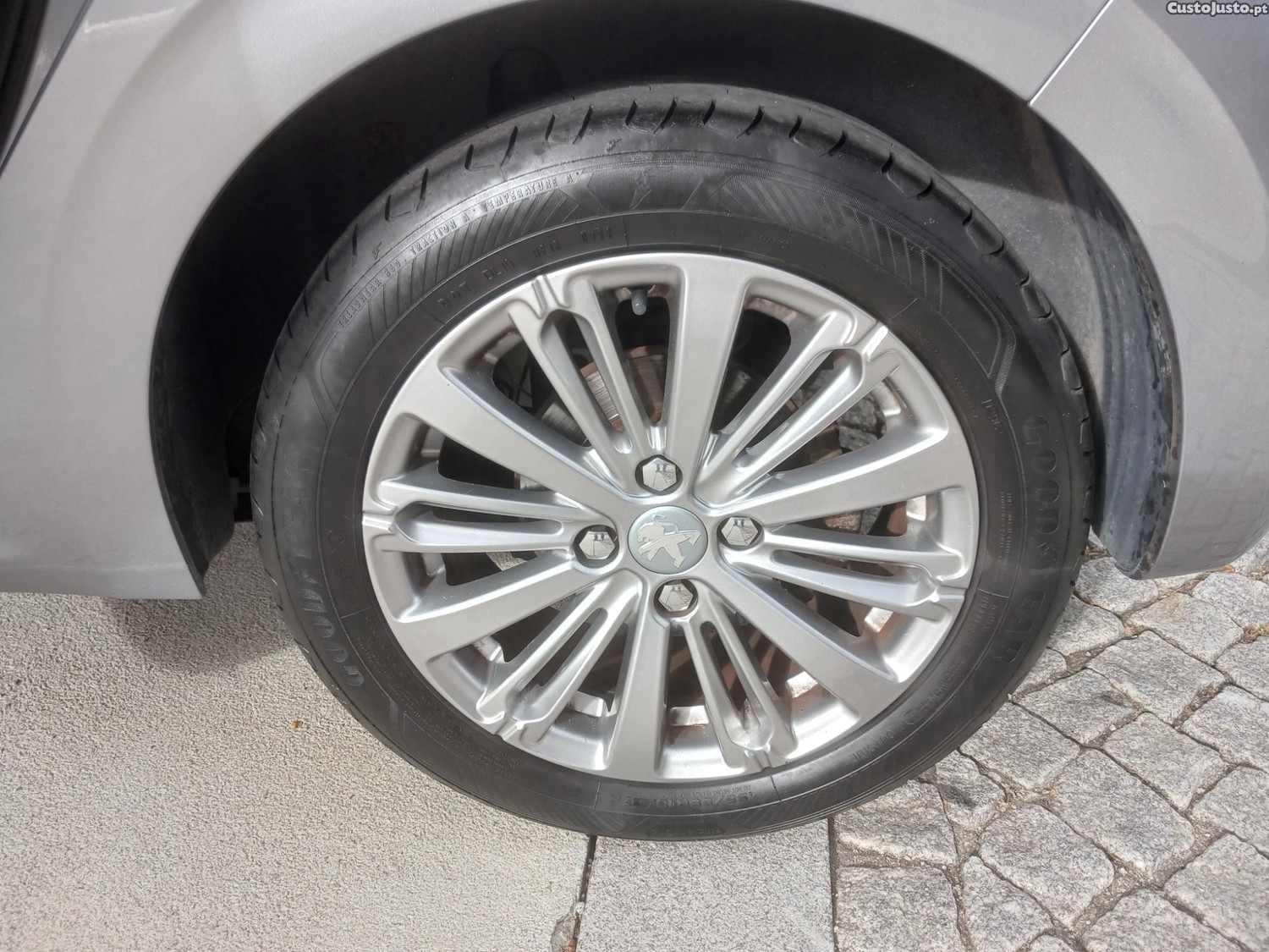 Peugeot 208 1.5 hdi 102cv signature — fotografia 5