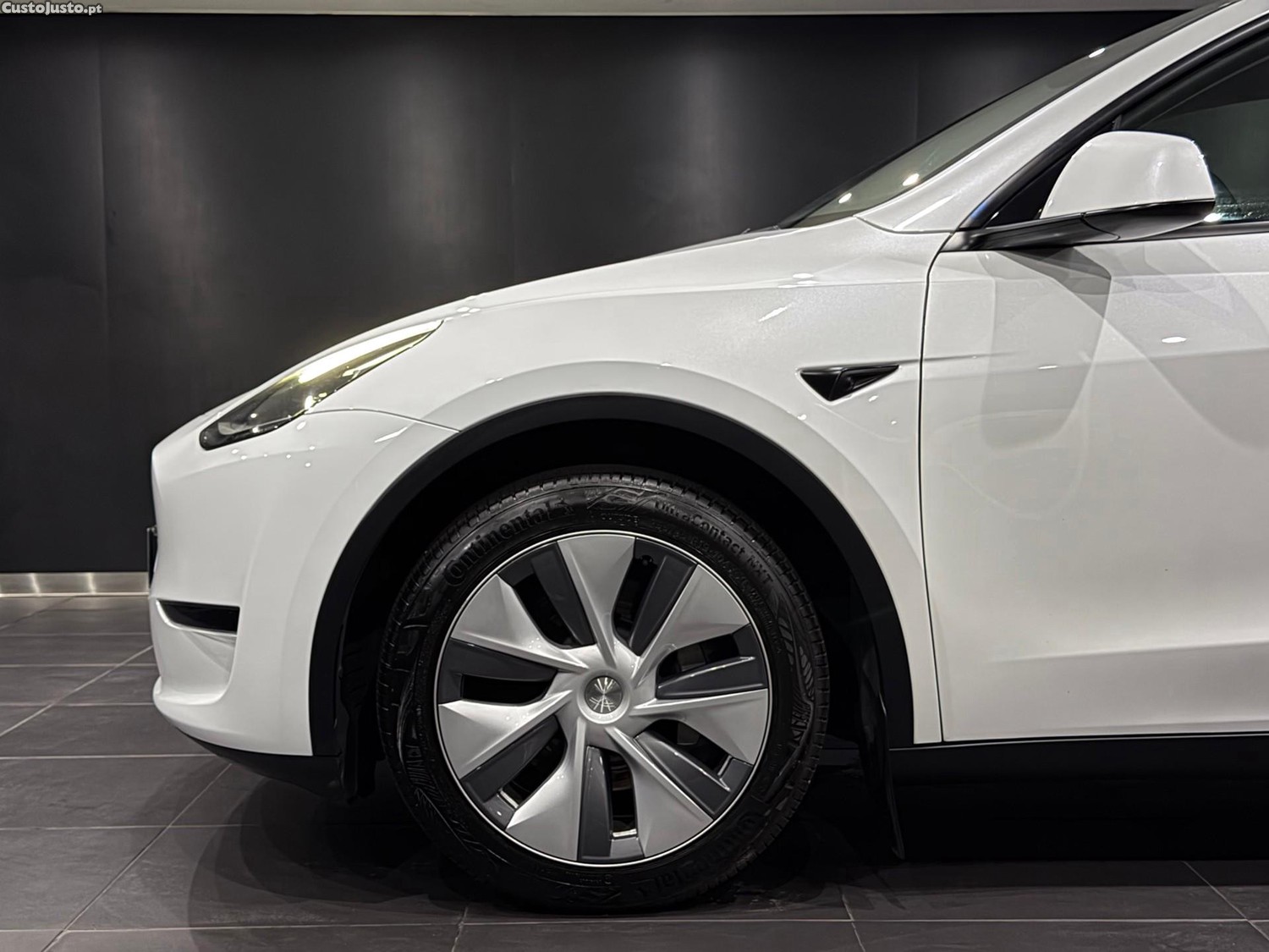 Tesla Model Y Long Range Dual Motor AWD — fotografia 23