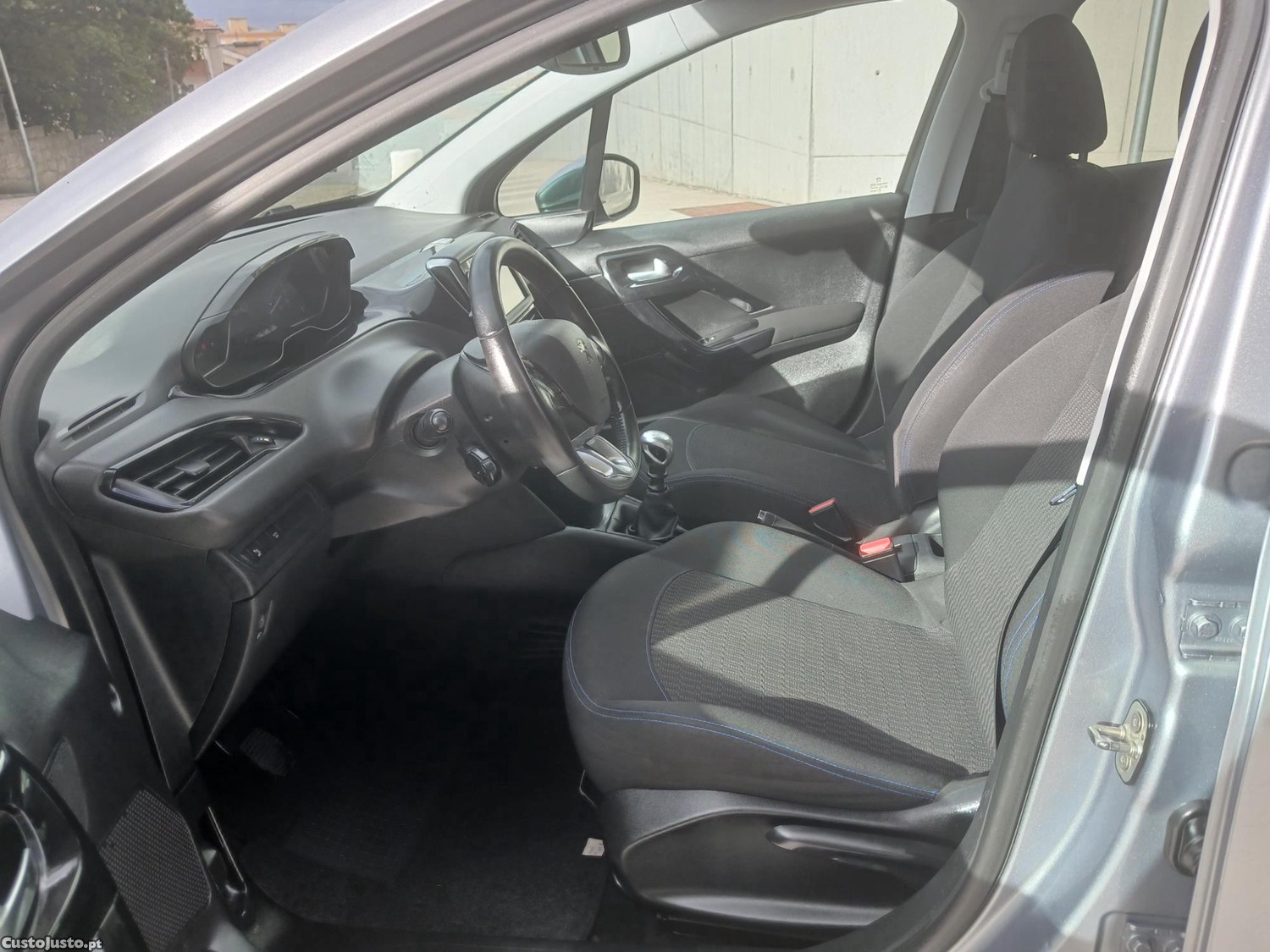Peugeot 208 1.5 hdi 102cv signature — fotografia 3