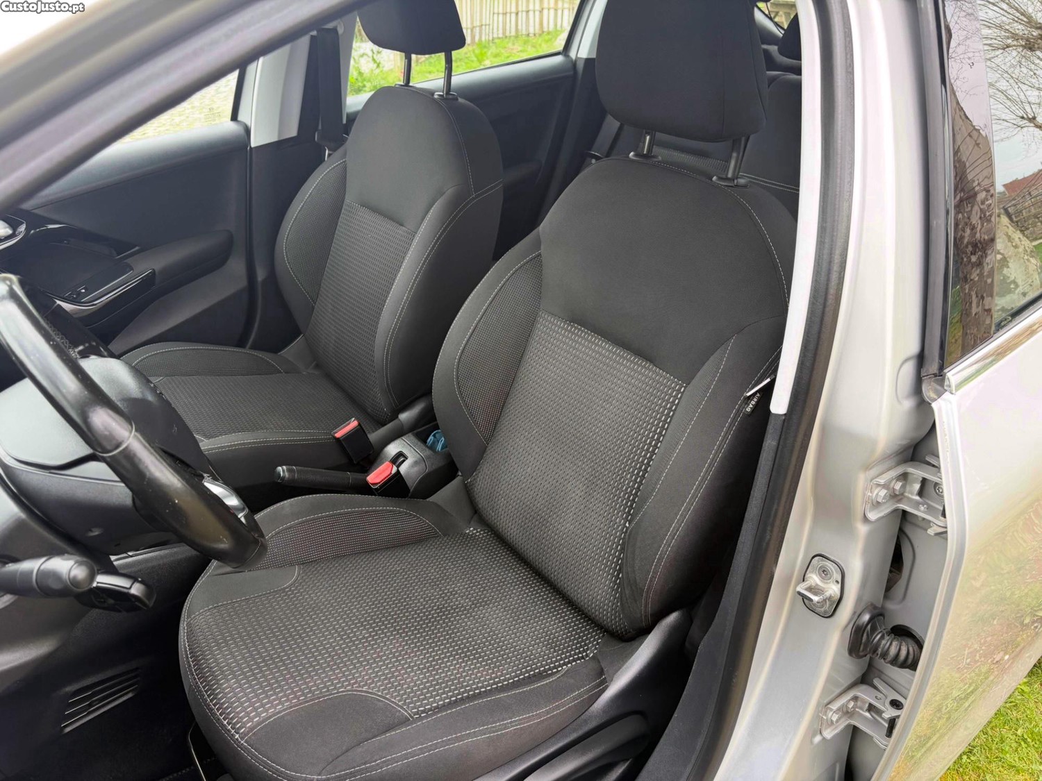 Peugeot 208 1.6 HDI VERSÃO ALLURE — fotografia 3