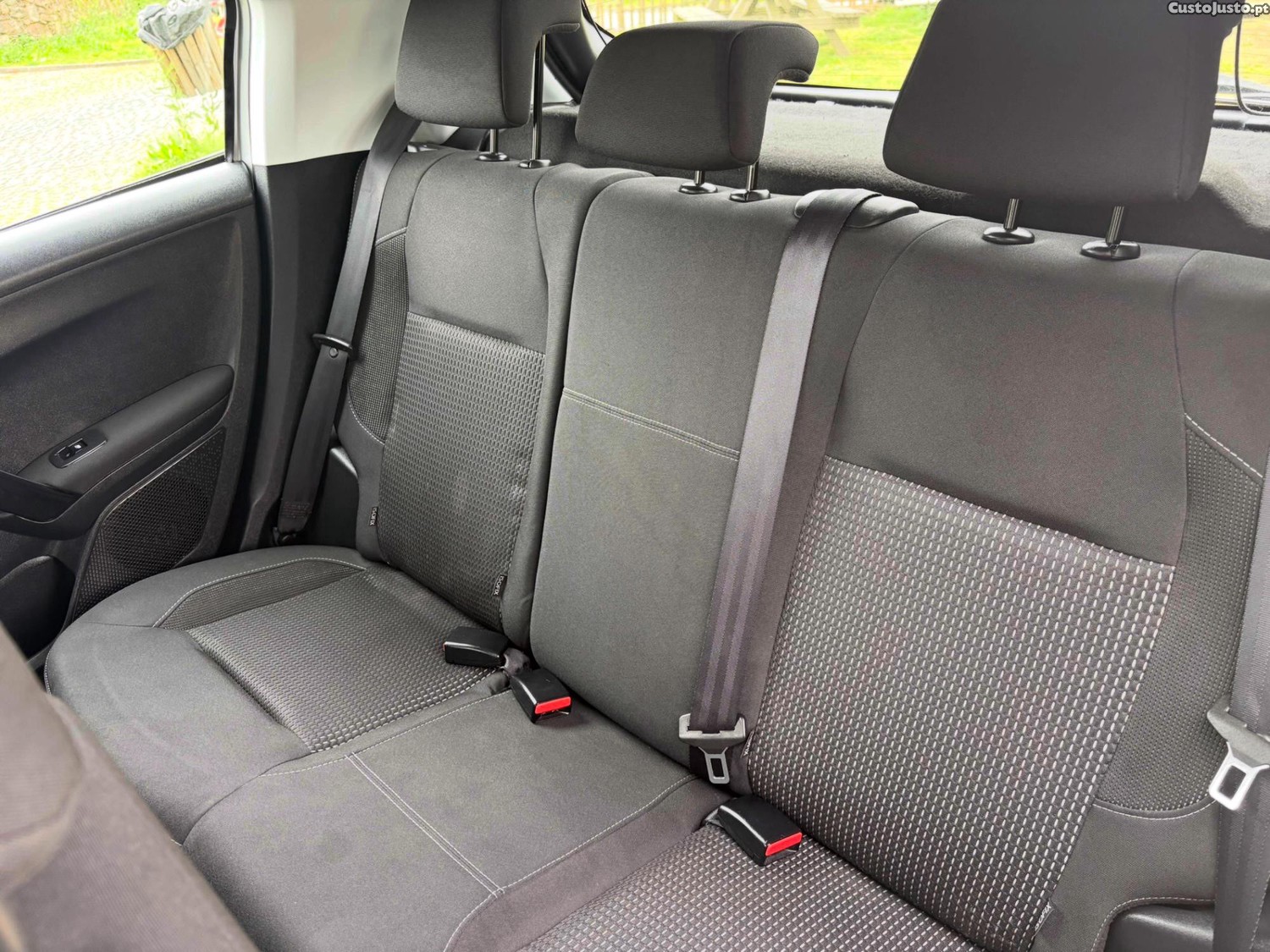 Peugeot 208 1.6 HDI VERSÃO ALLURE — fotografia 9