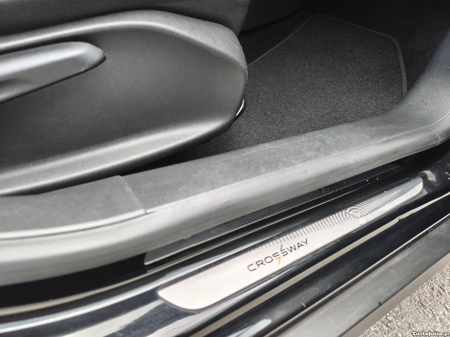 Peugeot 2008 1.2 PureTech Allure EAT6 — fotografia 4