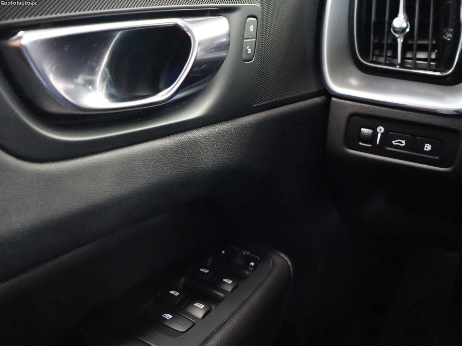Volvo XC 60 2.0 T6 PHEV Inscription AWD — fotografia 9