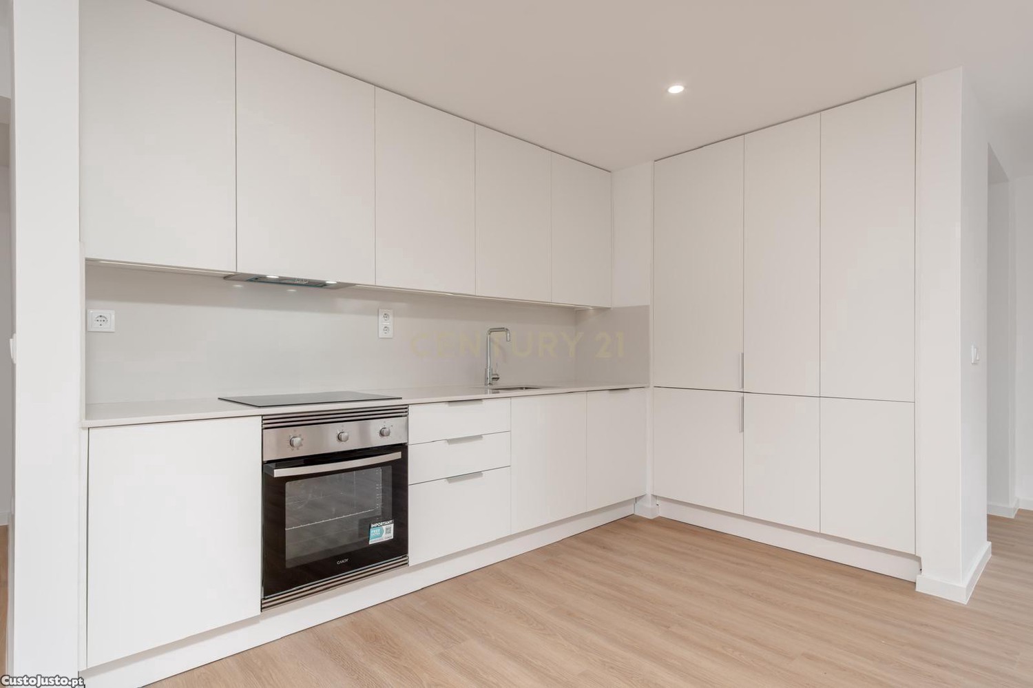 Apartamento Renovado T2 em Almada com Muito Luz Natural