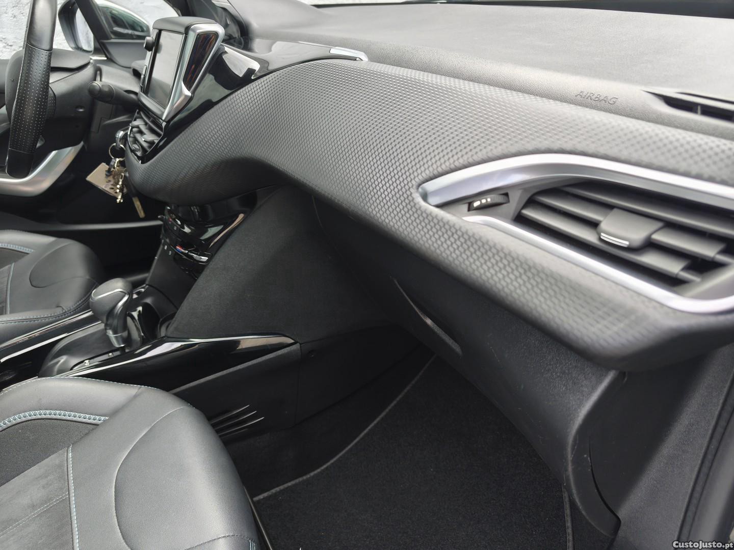 Peugeot 2008 1.2 PureTech Allure EAT6 — fotografia 3