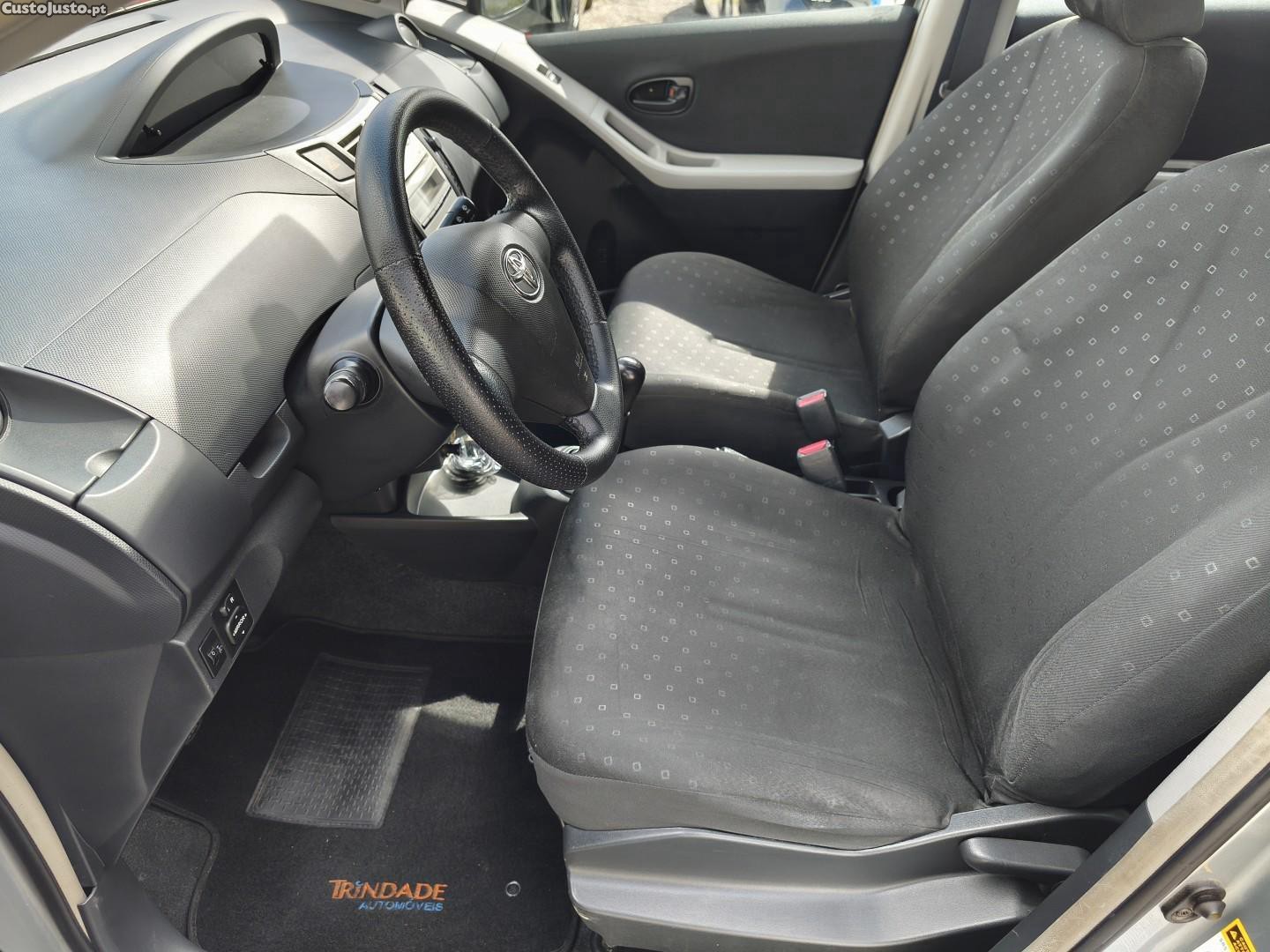Toyota Yaris 1.0 VVT-i — fotografia 13