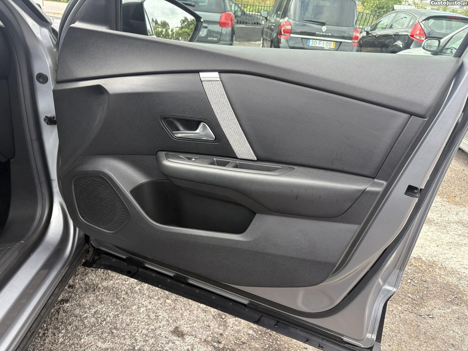 Citroën C4 1.2 PureTech Feel Pack EAT8 — fotografia 13