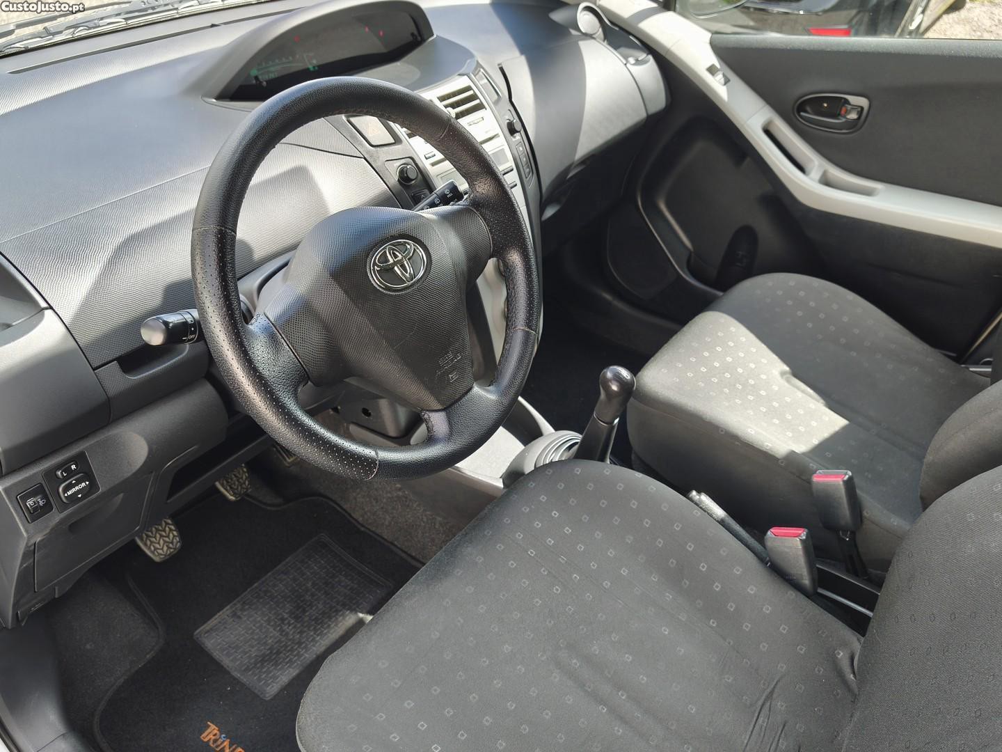 Toyota Yaris 1.0 VVT-i — fotografia 14