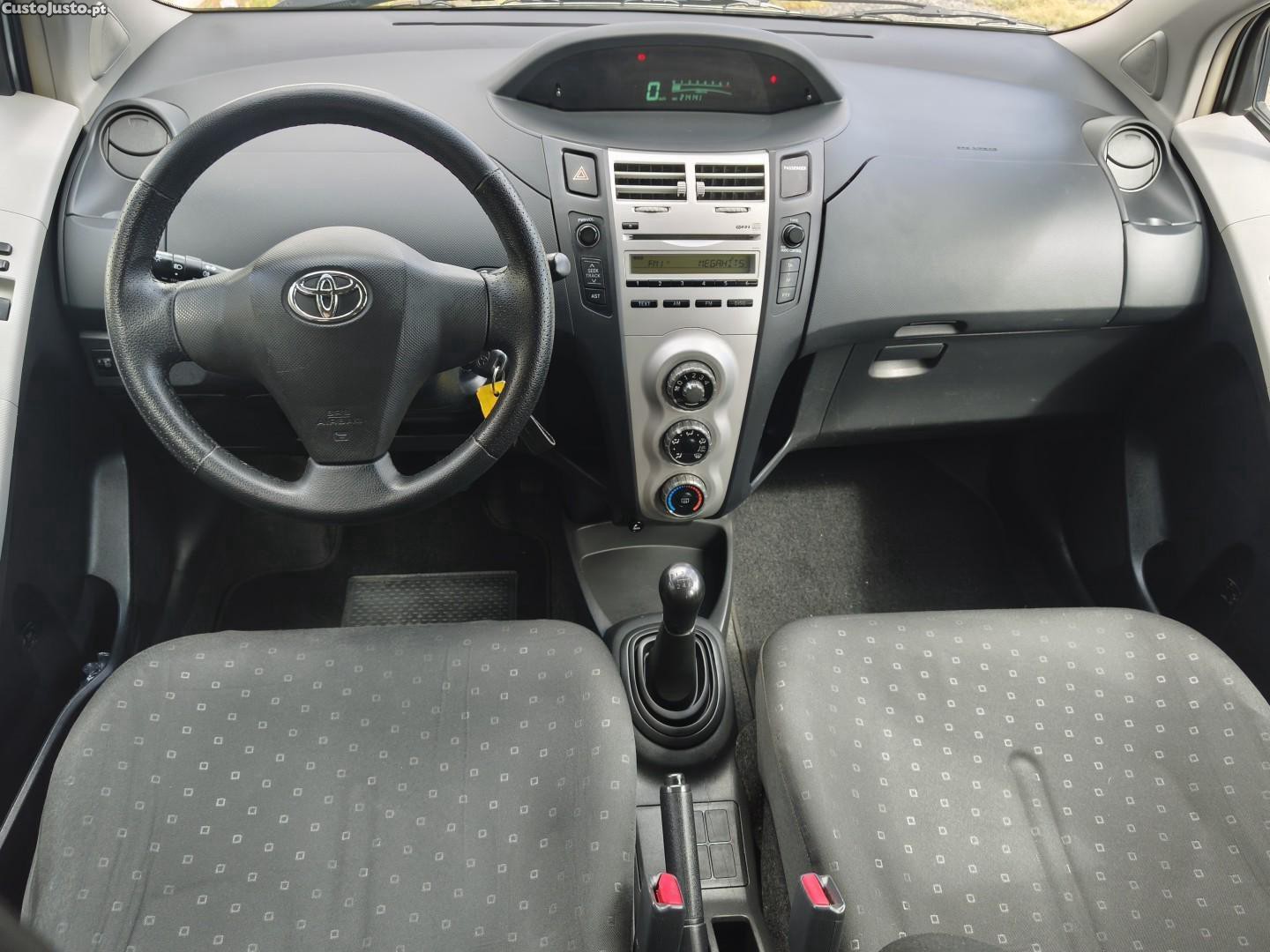Toyota Yaris 1.0 VVT-i — fotografia 12