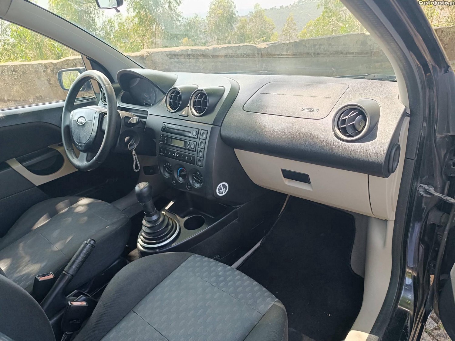 Ford Fiesta 1.25c/ revisão — fotografia 3
