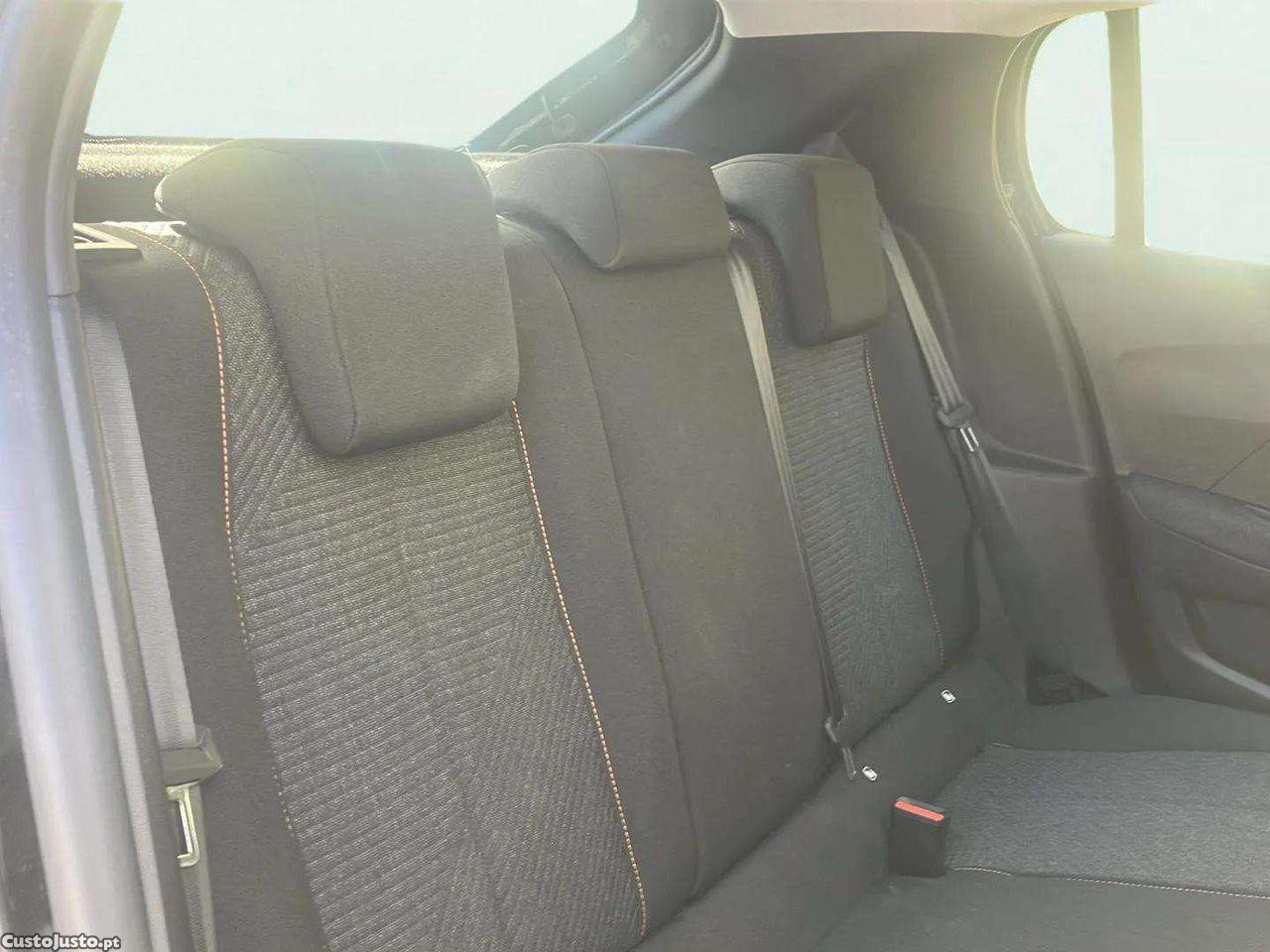 Peugeot 208 1.2 Hybrid Style e-DCS6 — fotografia 3