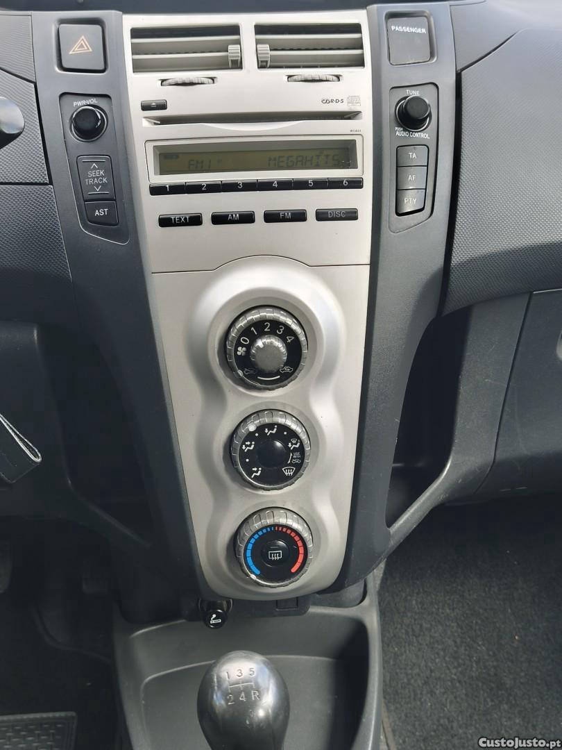 Toyota Yaris 1.0 VVT-i — fotografia 17