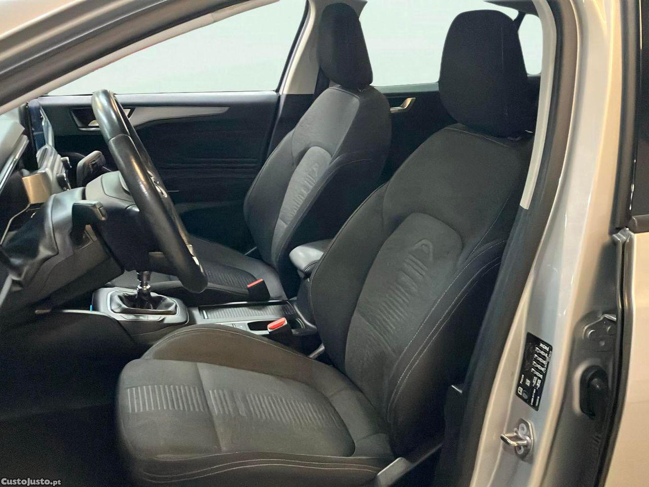 Ford Focus 1.0 EcoBoost Active X — fotografia 10