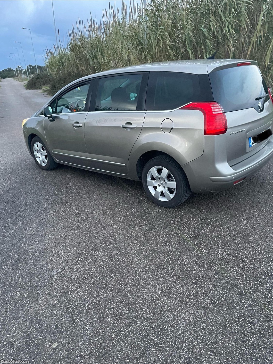 Peugeot e-5008 1.6 e-Hdi Allure — fotografia 9