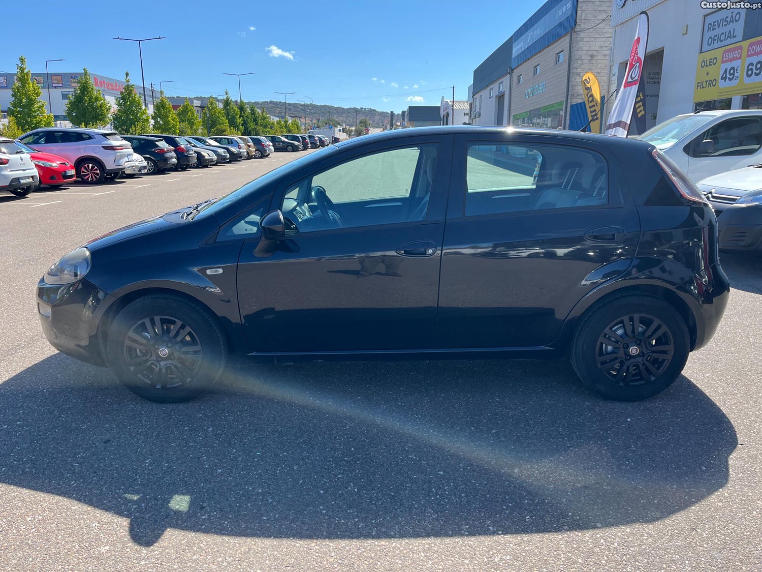 Fiat Punto MJet 5 Portas 5 Lugares c/ AC — fotografia 17