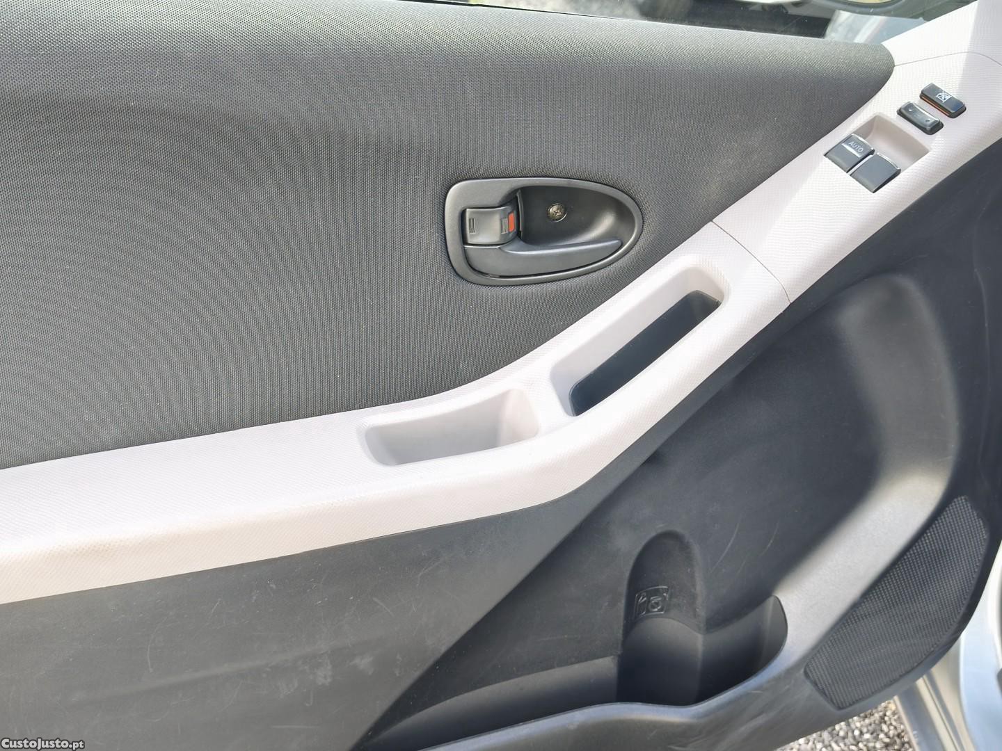 Toyota Yaris 1.0 VVT-i — fotografia 5