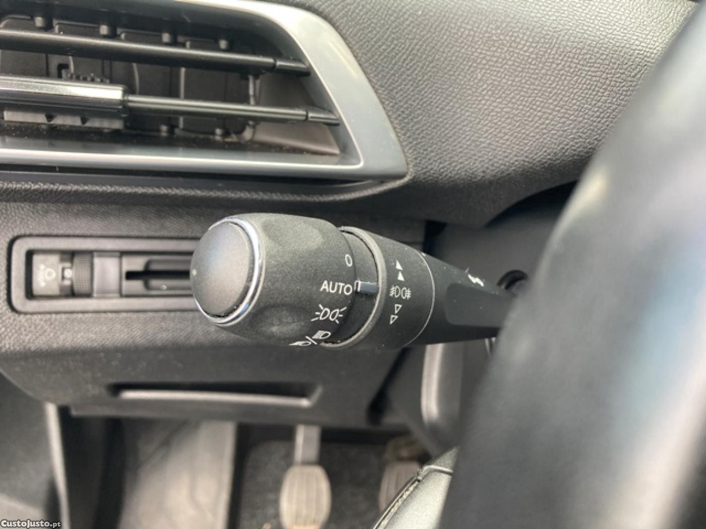 Peugeot 3008 1.2 PureTech Active — fotografia 13
