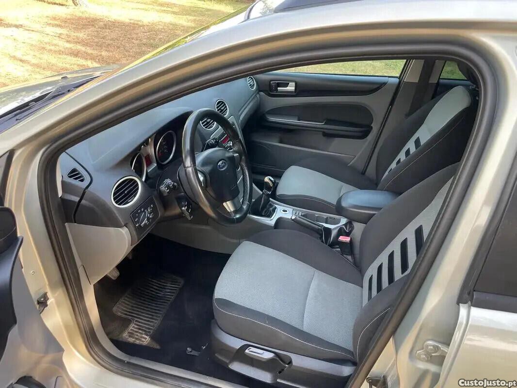 Ford Focus 1.6 TDCi DPF Titanium — fotografia 13
