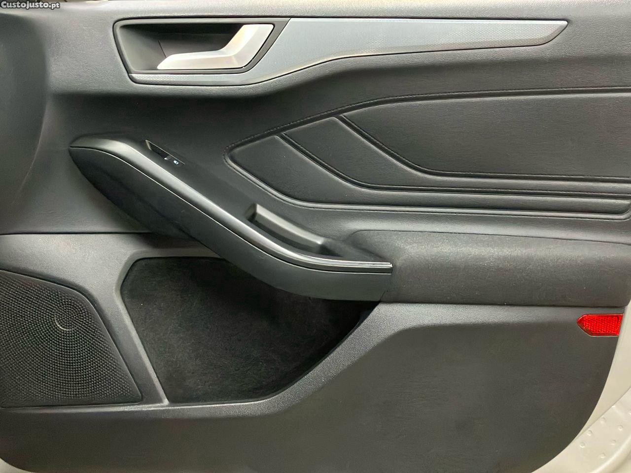 Ford Focus 1.0 EcoBoost Active X — fotografia 3