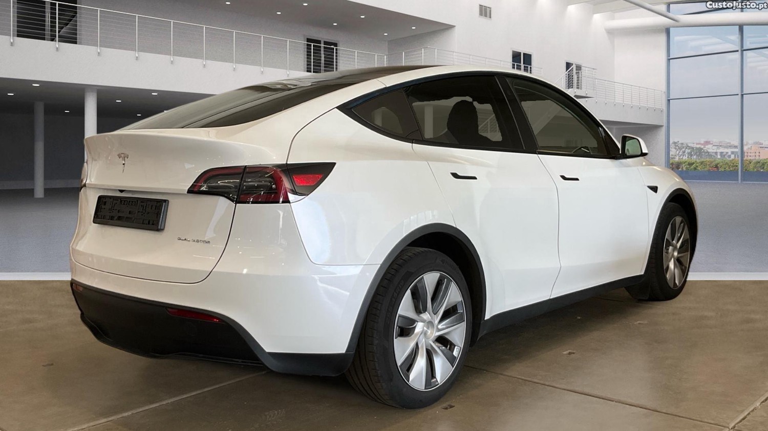 Tesla Model Y Long Range Dual Motor AWD — fotografia 7