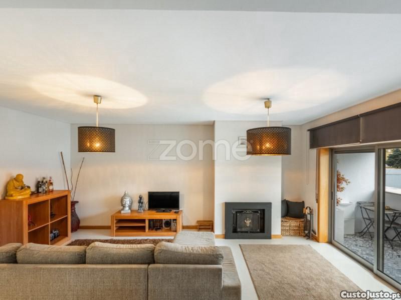 Apartamento T2 Renovado Com Varanda E Garagem...