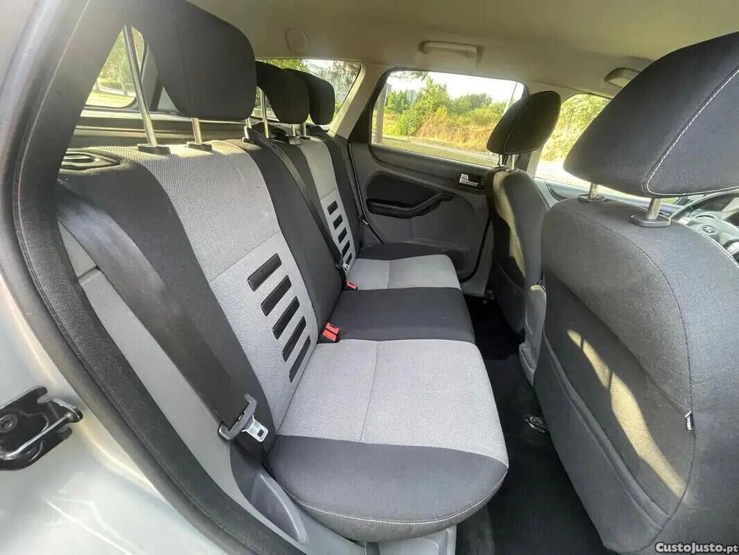 Ford Focus 1.6 TDCi DPF Titanium — fotografia 2