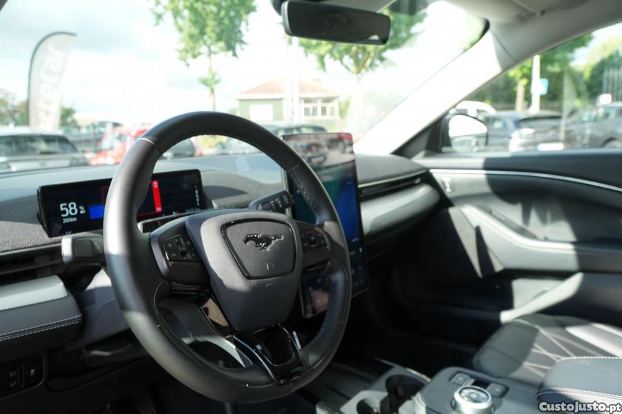 Ford Mustang Mach-E 75.7 kWh Premium AWD — fotografia 6