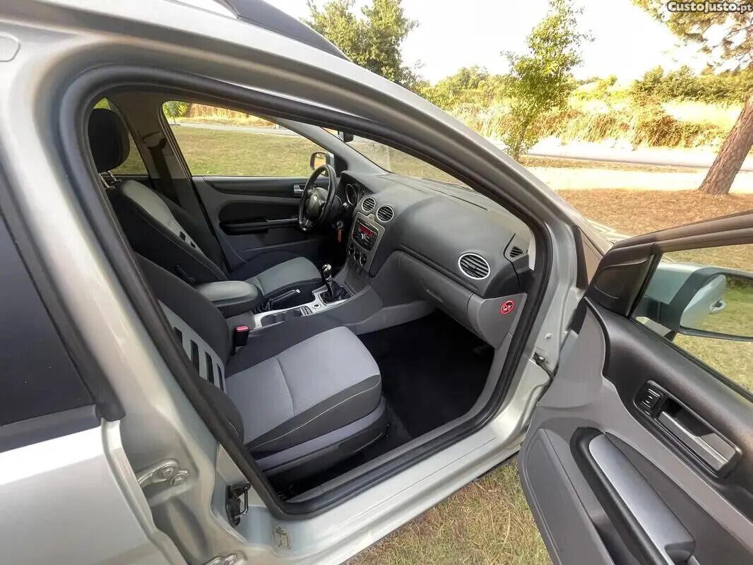 Ford Focus 1.6 TDCi DPF Titanium — fotografia 12