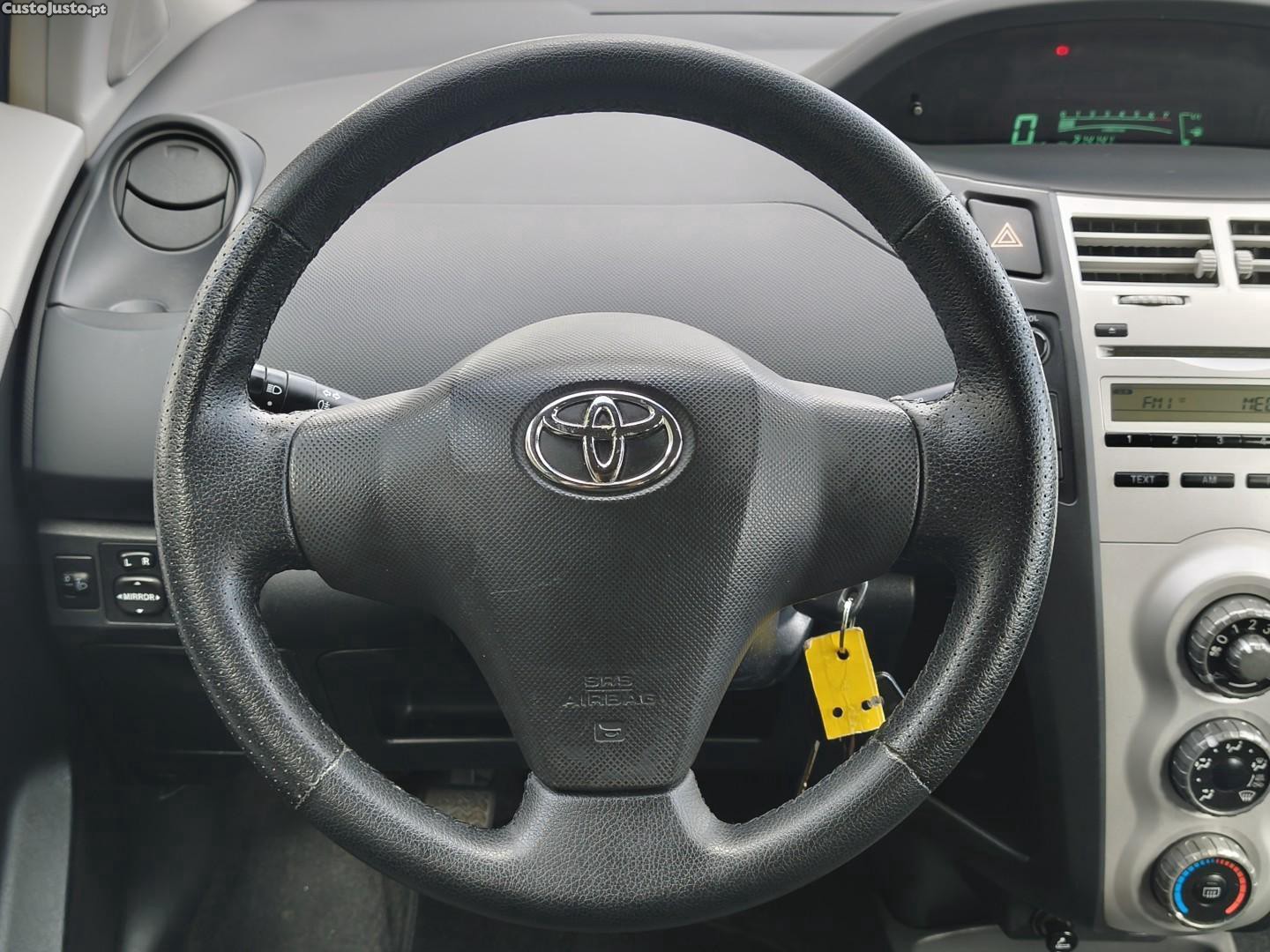 Toyota Yaris 1.0 VVT-i — fotografia 18