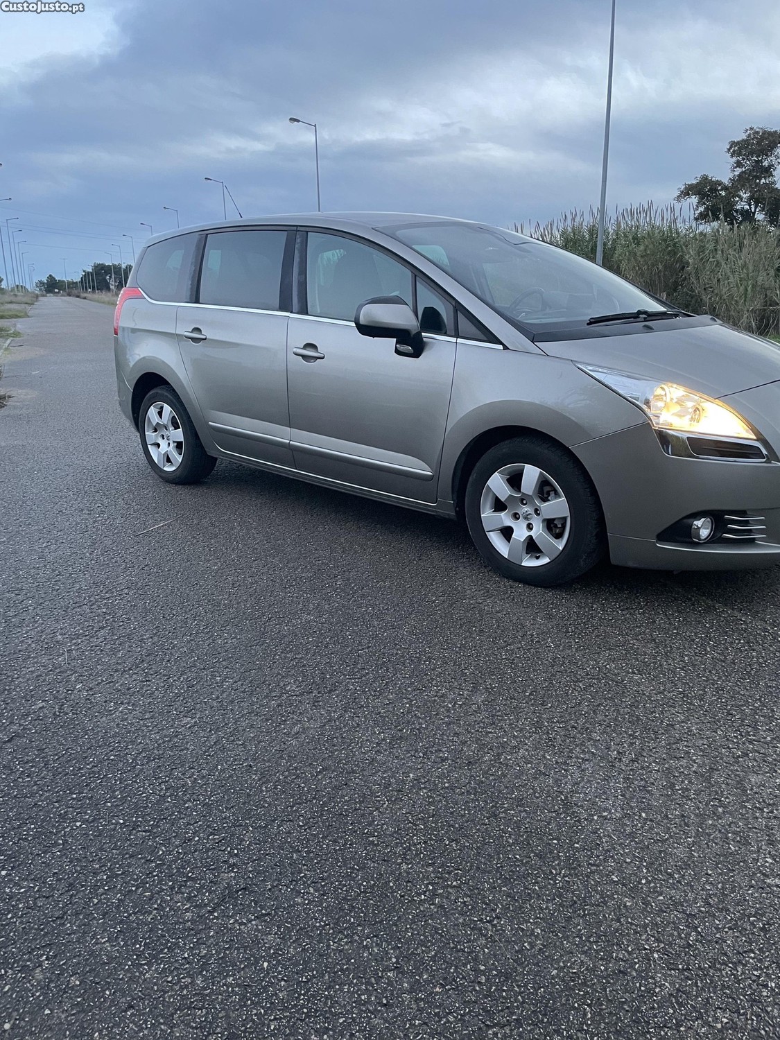 Peugeot e-5008 1.6 e-Hdi Allure — fotografia 11
