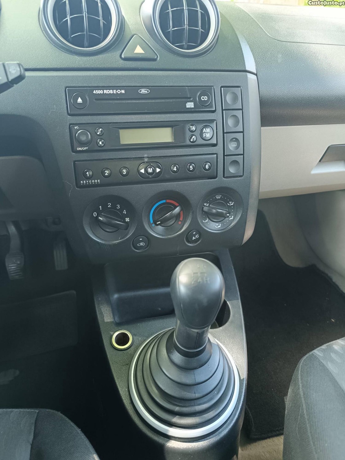 Ford Fiesta 1.25c/ revisão — fotografia 8