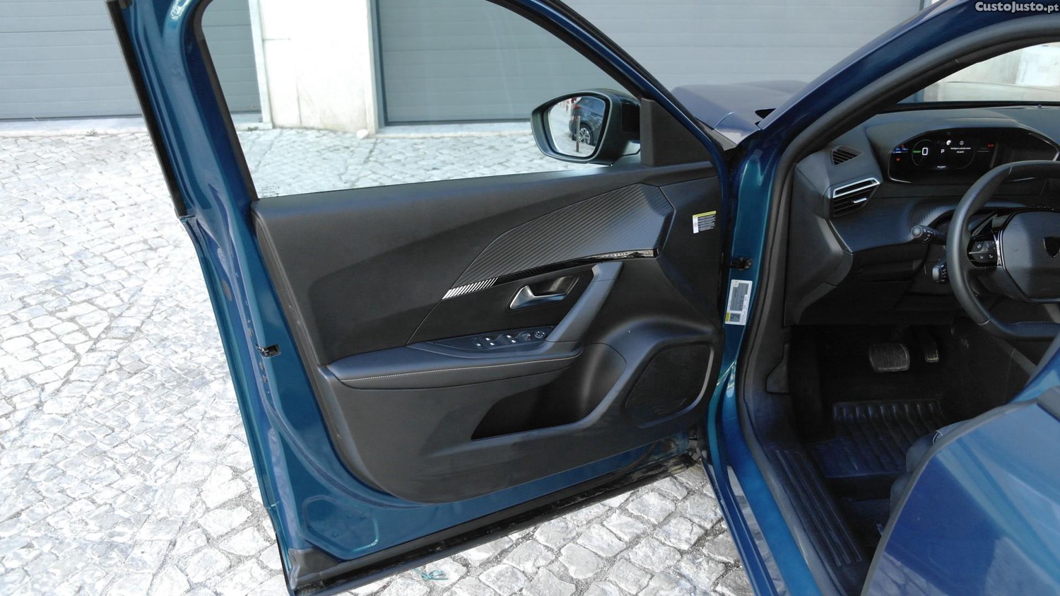 Peugeot e-2008 54 kWh Allure — fotografia 4
